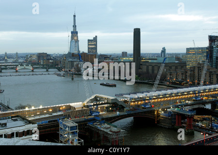 Nacht Arbeit an der neuen Station Blackfriars Bridge über die Themse in London, mit dem neuen Shard Turm am Horizont. Stockfoto