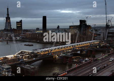 Nacht Arbeit an der neuen Station Blackfriars Bridge über die Themse in London, mit dem neuen Shard Turm am Horizont. Stockfoto