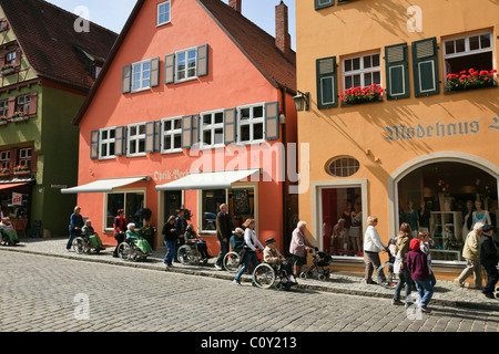 Dinkelsbühl, Bayern, Deutschland, Europa. Pflegepersonen schieben ältere Menschen im Rollstuhl auf eine alte Leute Ausflug in der mittelalterlichen Stadt Stockfoto