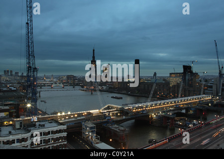 Nacht Arbeit an der neuen Station Blackfriars Bridge über die Themse in London, mit dem neuen Shard Turm am Horizont. Stockfoto