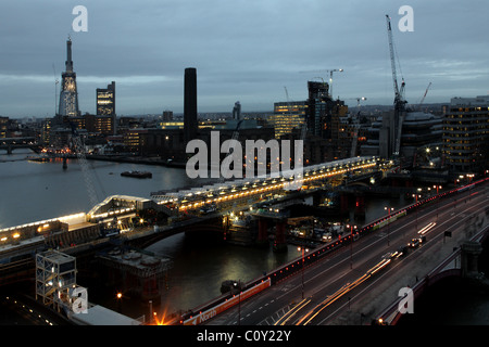 Nacht Arbeit an der neuen Station Blackfriars Bridge über die Themse in London, mit dem neuen Shard Turm am Horizont. Stockfoto