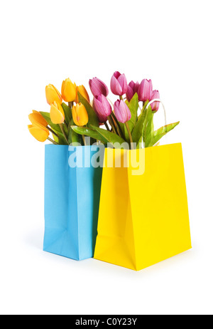 Tulpen im Warenkorb isoliert auf weiss Stockfoto