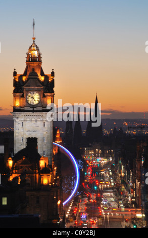 Princess Street vom Calton Hill an einem Winterabend Stockfoto