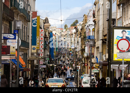 Rua de Santa Catarina, Shopping-Fußgängerzone in Porto, Portugal Stockfoto