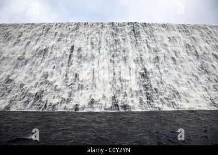 Wasser fließt nach unten Howden Damm am oberen Derwent Valley Reservoir im Peak District, Derbyshire, in der Nähe von Ladybower. Stockfoto