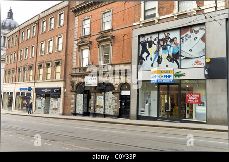 Nottingham Geschäfte geschlossen im März 2011 während der Wirtschaftskrise zu lassen. Lacoste und weißes Material Kleidung. Stockfoto