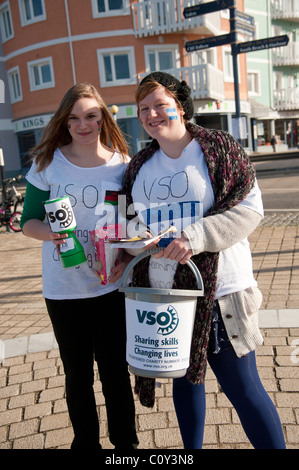 zwei junge Frauen sammeln Spenden für den freiwilligen Dienst in Übersee VSO Stockfoto
