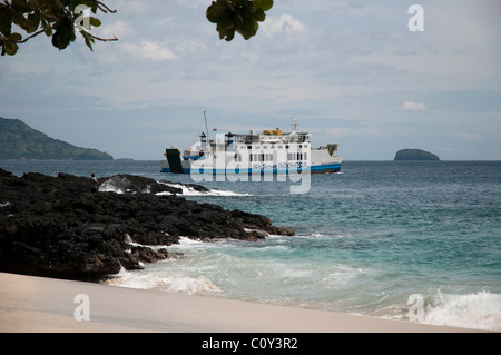 Fähre zwischen den Inseln, Ankunft in Padang Bai Bali nach der vierstündigen Überquerung der Lombok-Straße Stockfoto