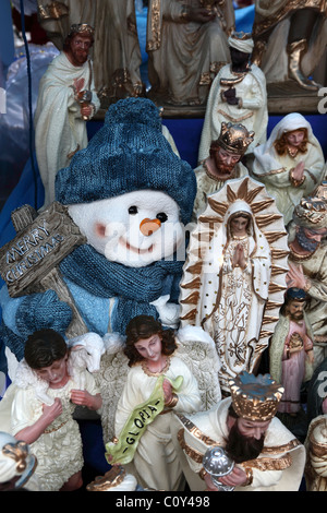 Frosty der Schneemann und Krippenfiguren zum Verkauf auf Weihnachtsmarkt, La Paz Stockfoto