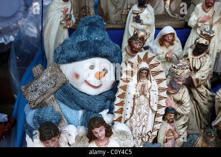 Frosty der Schneemann und Krippenfiguren zum Verkauf auf Weihnachtsmarkt, La Paz Stockfoto