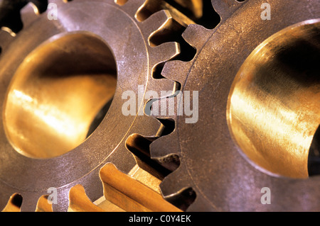 Mechanische Zahnräder, Zahnräder, Zahnräder, Zahnräder Stirnräder. Schwere Industriemaschinen verbunden, verriegelt, zusammenarbeiten. Automatisierungskomponenten schließen Details aus Stockfoto