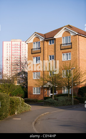 Wohnungen / Apartment-Komplex / block / private Wohnhäuser auf eine moderne Wohnsiedlung. Twickenham. VEREINIGTES KÖNIGREICH. Stockfoto