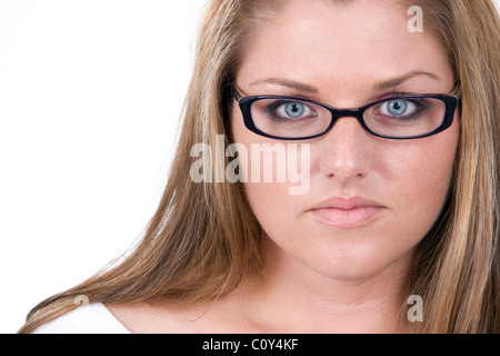 Hautnah am Gesicht der jungen Frau mit Brille mit einem ernsten professionellen Blick. Stockfoto