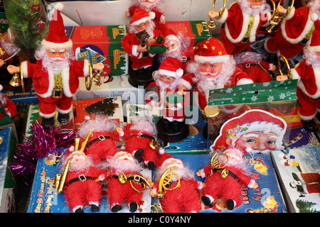 Santa Claus Figuren zum Verkauf auf Weihnachtsmarkt, La Paz, Bolivien Stockfoto