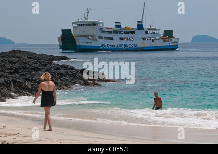 Fähre nach machen die vier Stunden Überfahrt von Lombok Strait in Padang Bai Bali ankommen Stockfoto