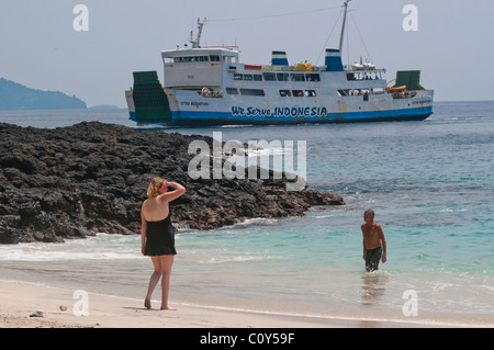 Fähre nach machen die vier Stunden Überfahrt von Lombok Strait in Padang Bai Bali ankommen Stockfoto