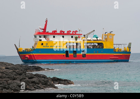 Fähre nach machen die vier Stunden Überfahrt von Lombok Strait in Padang Bai Bali ankommen Stockfoto