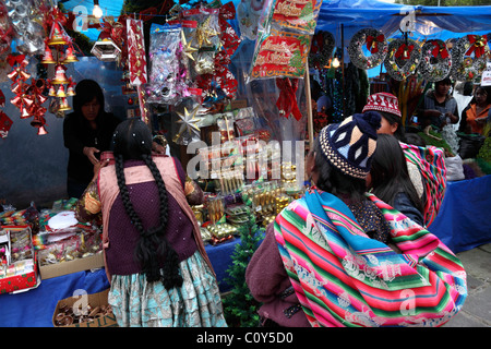 Aymara Frauen Einkaufen auf dem Weihnachtsmarkt, La Paz, Bolivien Stockfoto