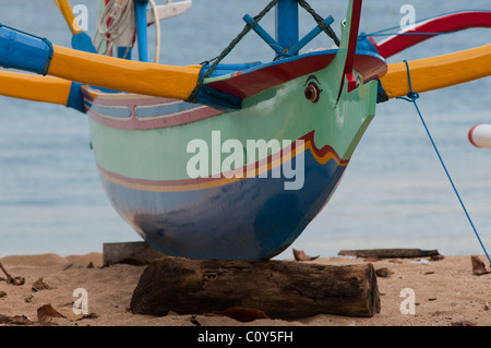 Balinesischen Fischerboot forderte eine Jukung Sanur Beach Bali Indonesien Stockfoto