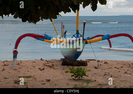 Balinesischen Fischerboot forderte eine Jukung Sanur Beach Bali Indonesien Stockfoto