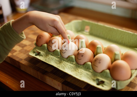 Bio Freilandeier in grüner Eierkarton. Stockfoto