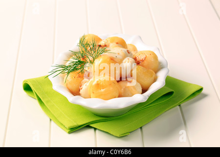 Schüssel mit Pfanne Bratkartoffeln garniert mit Käse überbacken Stockfoto