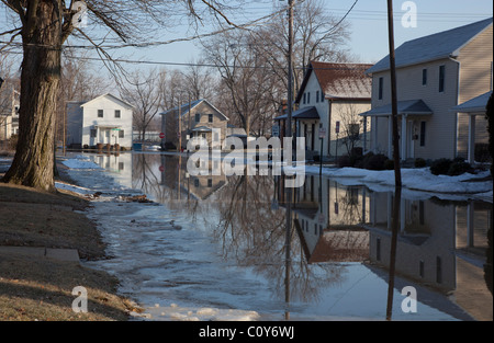 Findlay, Ohio - nach starkem Regen und Schnee schmelzen, läuft der Blanchard River seinen Ufern. Stockfoto