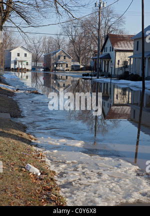 Findlay, Ohio - nach starkem Regen und Schnee schmelzen, läuft der Blanchard River seinen Ufern. Stockfoto