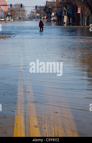 Findlay, Ohio - nach starkem Regen und Schnee schmelzen, überläuft der Blanchard River seinen Ufern Hochwasser Main Street. Stockfoto