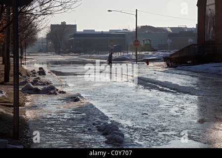 Findlay, Ohio - nach starkem Regen und Schnee schmelzen, läuft der Blanchard River seinen Ufern Überschwemmungen Straßen der Innenstadt. Stockfoto