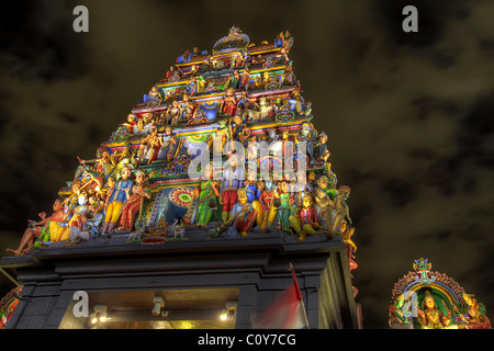 Sri Mariamman Hindu Tempel Dravidian Stil in Singapur bei Nacht Stockfoto