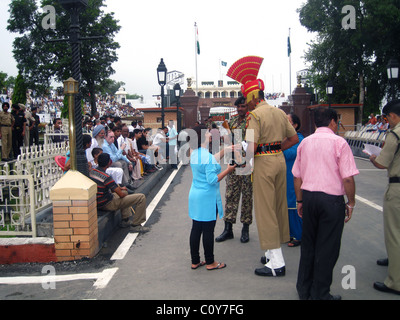 Wache Soldat während der täglichen Zeremoniell schließen des Tores an Indo-pakistanischen Grenze in Wagah, Punjab, Indien Stockfoto