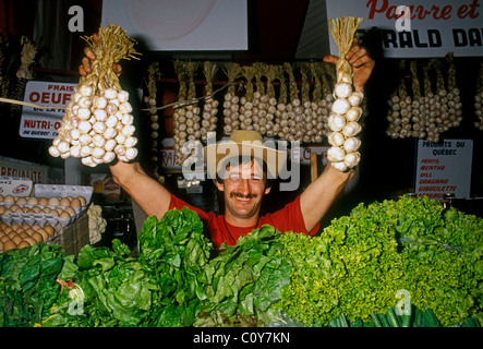 Kanadisches Mann, Kanadisches Französisch, Vorderansicht, Augenkontakt, Anbieter, Atwater Market, Montreal, Provinz Quebec, Kanada Stockfoto