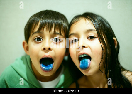 Bruder und Schwester bekommen blaue Zungen von lollies Stockfoto