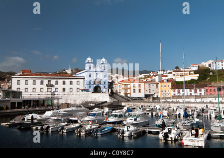 Marina und blaue Igreja da Misericórdia Kirche, Angra do Heroísmo, Insel Terceira, Azoren, Portugal. (Weltkulturerbe der UNESCO) auf den Azoren. Stockfoto