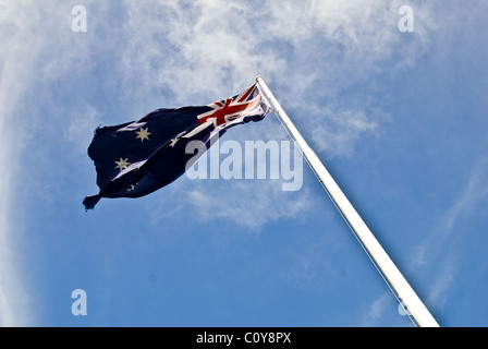 Die Australische Flagge im Wind fliegen. Stockfoto