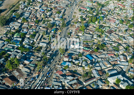 Stark befahrene Straße in einem Vorort von Luftbild Daressalam / Tansania Stockfoto