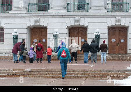 Demonstranten halten Hände um des Kapitols in Madison, Wisconsin, eingeführt von Scott Walker Entwurf des Haushaltsplans zu kämpfen. Stockfoto