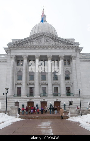 Demonstranten halten Hände um des Kapitols in Madison, Wisconsin, eingeführt von Scott Walker Entwurf des Haushaltsplans zu kämpfen. Stockfoto