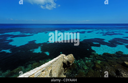 Italien, Sizilien, Ägadischen Inseln, Favignana, geheime Felsenstrand mit sehr transparentes Wasser in verschiedene Blautöne Stockfoto