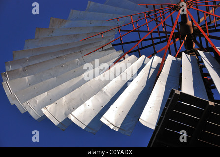 Silberfarbene Windmühlenklamellen sonnenbeschienenen vor einem dunkelblauen Himmel, Barcaldine, Queensland, Australien. Stockfoto