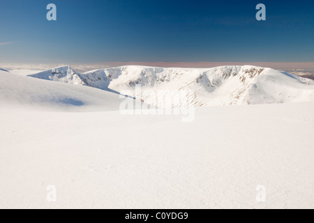 Mit Blick auf die Engel Peak und Braeriach über den Lairig Ghru am Cairngorm Mountains, Schottland, UK Stockfoto