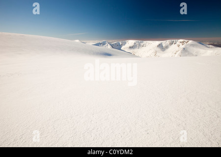 Mit Blick auf die Engel Peak und Braeriach über den Lairig Ghru am Cairngorm Mountains, Schottland, UK Stockfoto