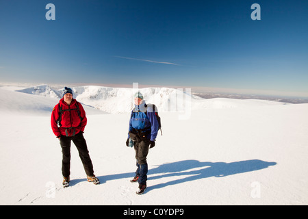 Bergsteiger auf der Cairngorm Plateau, Cairngorm Mountains, Schottland, UK, in voller Winterbedingungen. Stockfoto