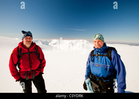 Bergsteiger auf der Cairngorm Plateau, Cairngorm Mountains, Schottland, UK, in voller Winterbedingungen. Stockfoto