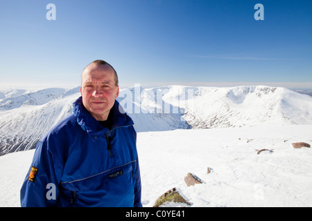 Mit Blick auf die Engel Peak und Braeriach über den Lairig Ghru vom Gipfel des Ben Macdui Bergsteiger, Stockfoto