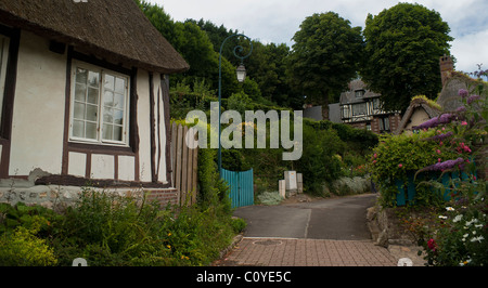 Kleine Straße in Veules Les Roses, Frankreich Stockfoto