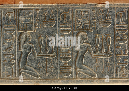 knienden Frauen Opfergaben des kostbaren Salben. Schnitzen in schwarzem Granit auf Rote Kapelle der Hatschepsut in Karnak Stockfoto