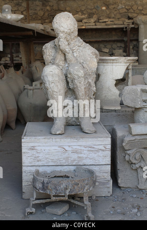 Ein Gipsabdruck von einem Mann in seinen letzten Augenblicken. Pompeji, Italien Stockfoto