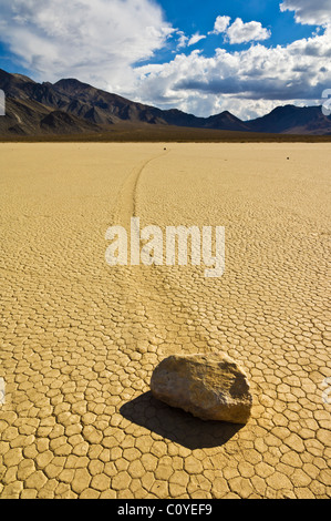 Die Tribüne im Racetrack-Tal, bekannt für seine schlittert Felsen auf dem Racetrack Playa, Death Valley Nationalpark, Kalifornien Stockfoto